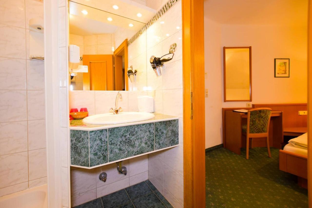 Hotel Jerolitsch Krumpendorf Bagian luar foto