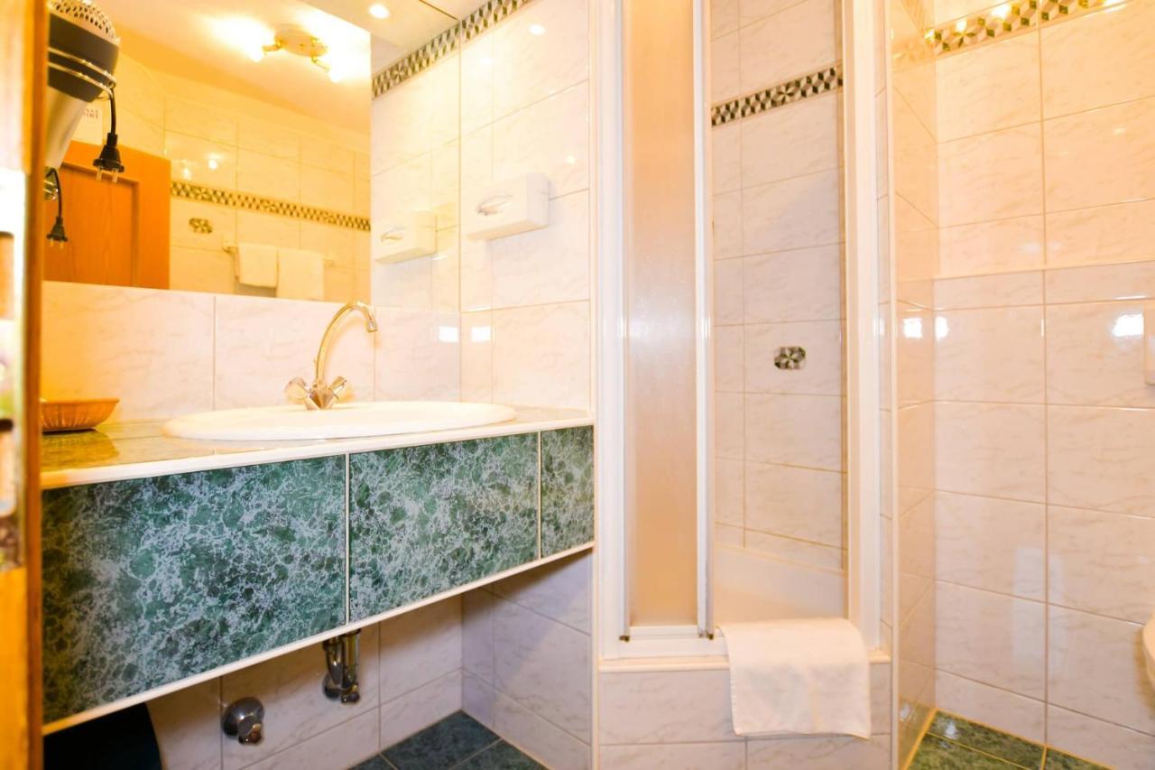 Hotel Jerolitsch Krumpendorf Bagian luar foto